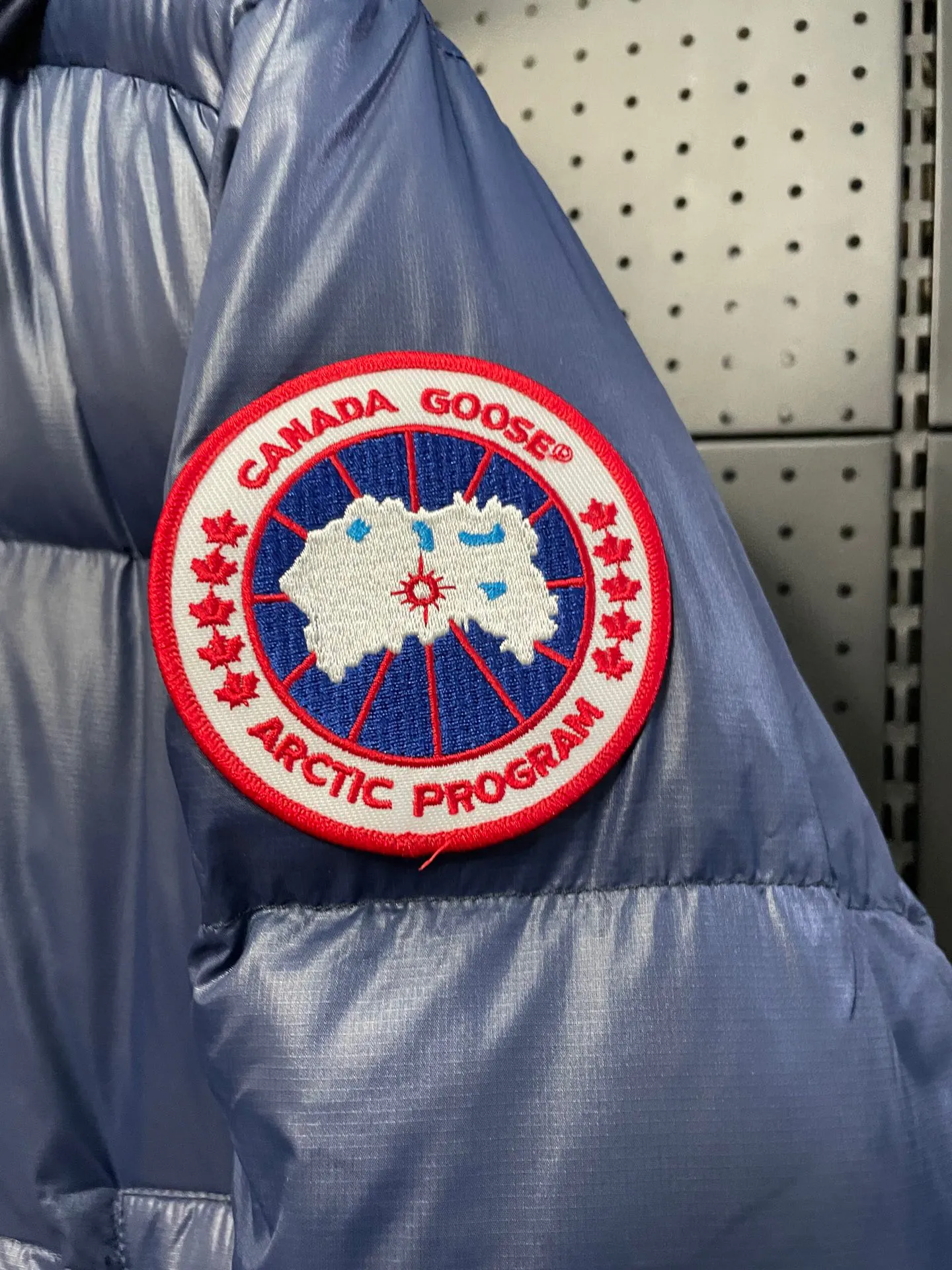 P780 Blue Red Label Top Version 𝘾𝘼𝙉𝘼𝘿𝘼 𝙂𝙊𝙊𝙎𝙀/Canada Goose 2023 Limited New Crofton Puff Down Jacket Pure Guangzhou Inspection 95 White Duck Down Filling‼  Top version, ceiling level‼ Crofton soft bread, the latest style in 2023, has a cold protection effect of up to level 4. It is made of recycled Feather-Light tear-resistant fabric. It is ultra-light and has no weight on the upper body at all! The unique black label highlights your temperament‼  Canada Goose, a Canadian brand, has always been recognized as the warmest down jacket. Various Instagram celebrities, Internet celebrities, and celebrities often wear it for street photos. I do Canada Goose every year, but I still can’t get rid of my love for geese. No matter how cold the winter is, there is no need to be afraid, because there are geese! Filled with 80% white duck down, Canada Goose is the legendary warmest down jacket and is known as a must-have for Arctic outdoor sports! The most popular down jacket in the world, celebrities are rushing to buy it, it is a must-have! Same style for men and women Size: S-XXL